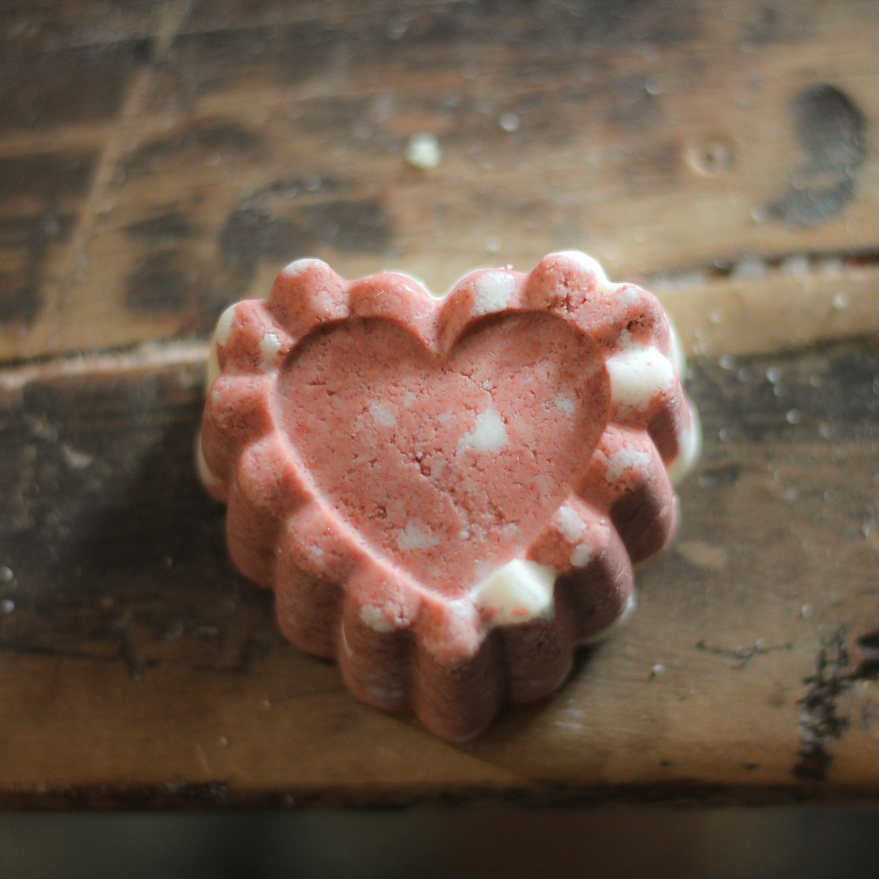 A Hot Pink Mess Bubble Bomb – Natural Fizzing Bubble Bath with Cinnamon & Balsam