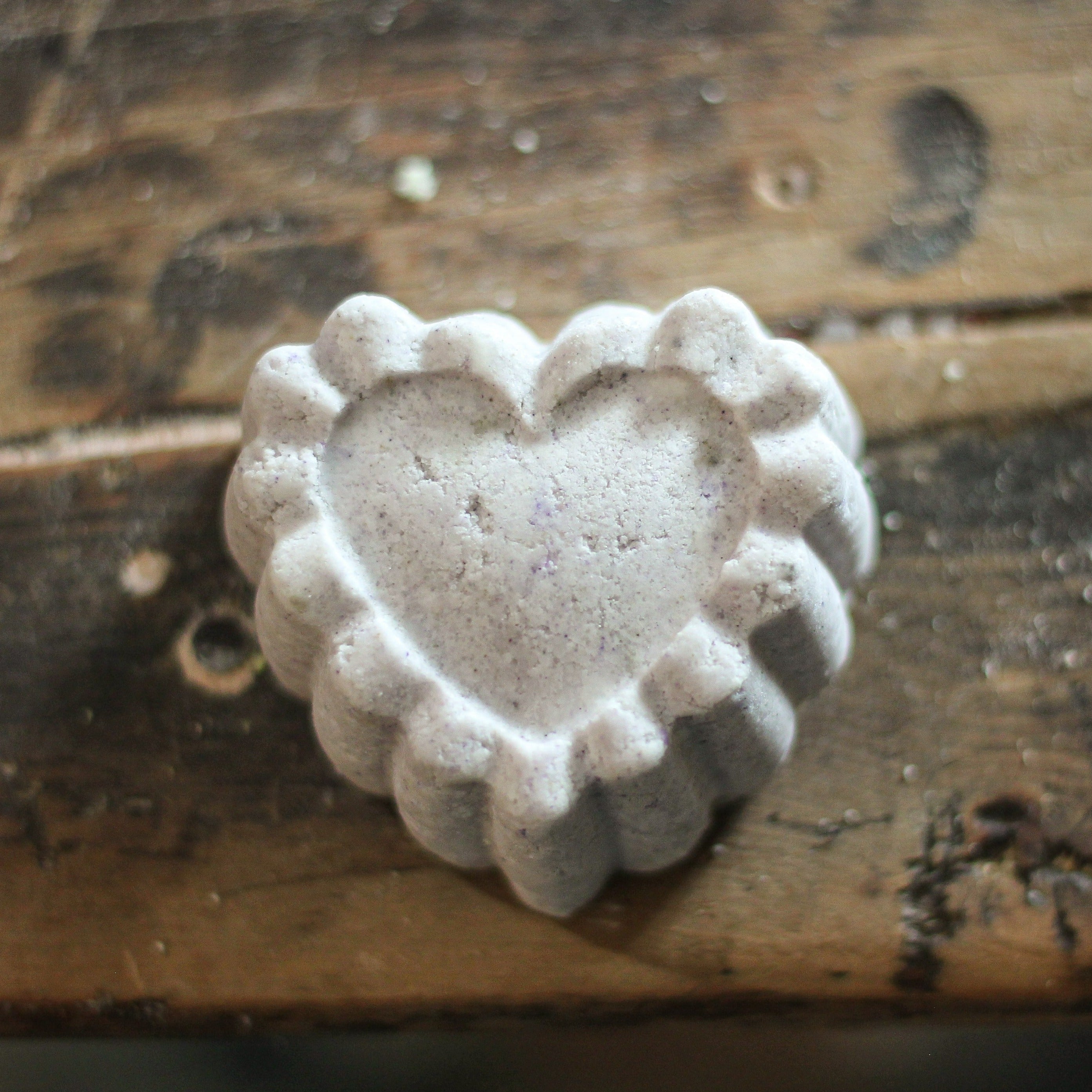 Lavender Kiss Bubble Bomb – Natural Fizzing Bubble Bath with Musky-Citrus Lavender