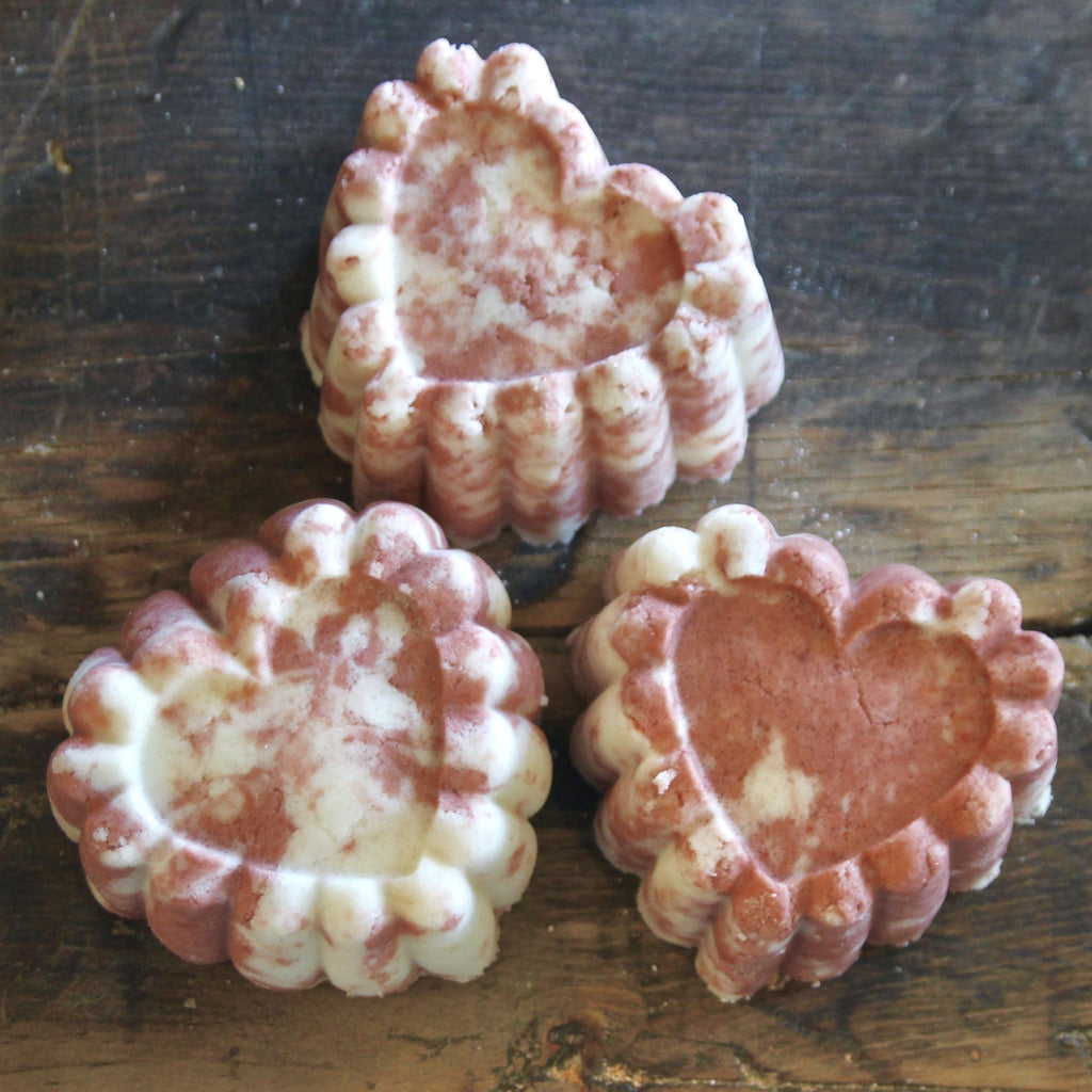 A Hot Pink Mess Bubble Bomb – Natural Fizzing Bubble Bath with Cinnamon & Balsam